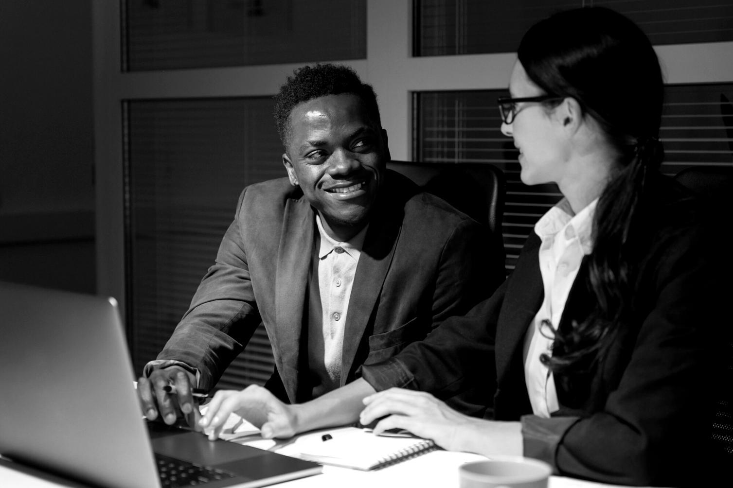 Análisis exhaustivo de datos de mercado y comportamiento de competidores directos