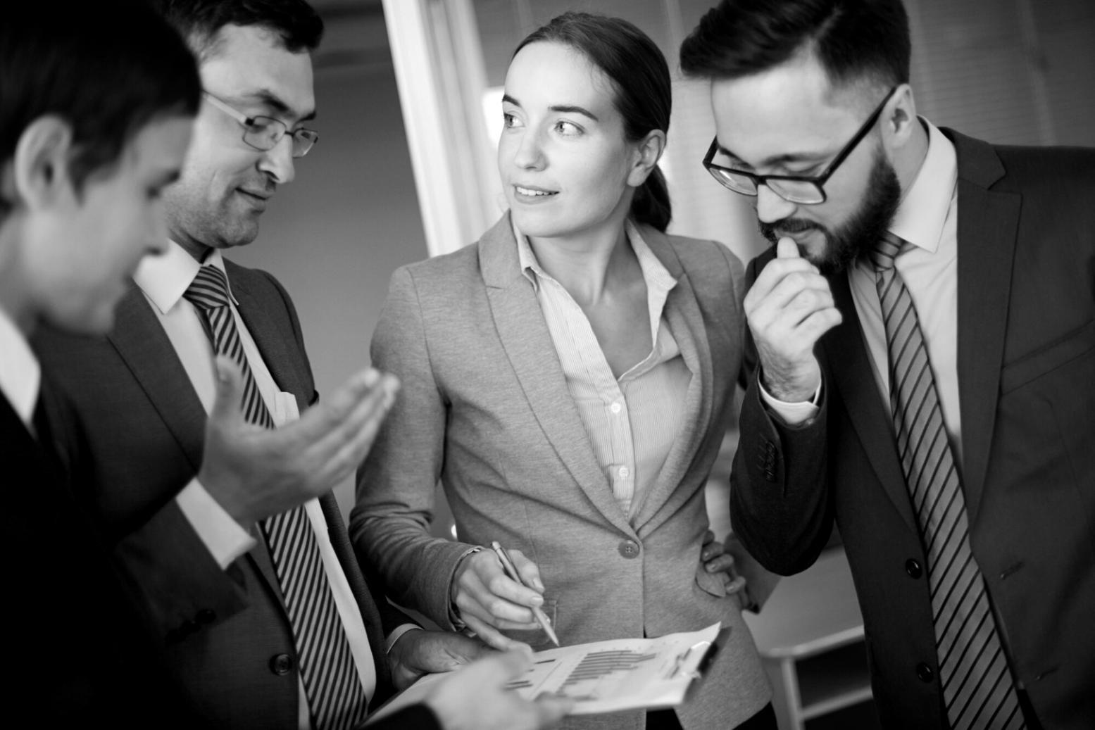 Reunión estratégica analizando proyecciones financieras de nuevas ideas empresariales