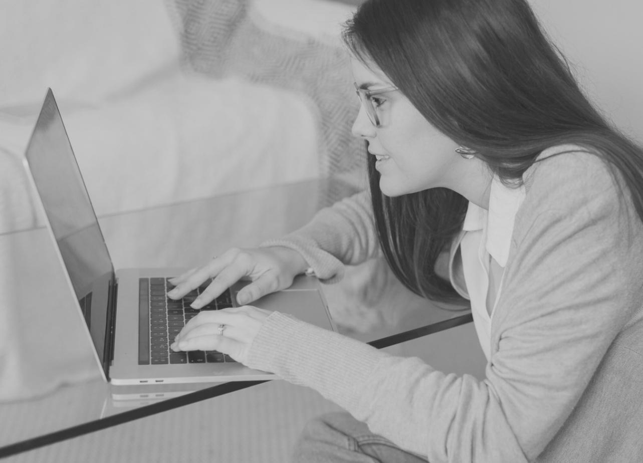 Desarrollo de modelos financieros con proyecciones realistas en múltiples escenarios